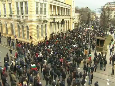 Протестът се премести пред парламента