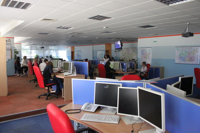 Централата, в която операторите приемат обажданията е модерна и оборудвана с най-нови технологии.