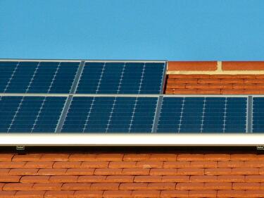 Google финансира домашни соларни системи