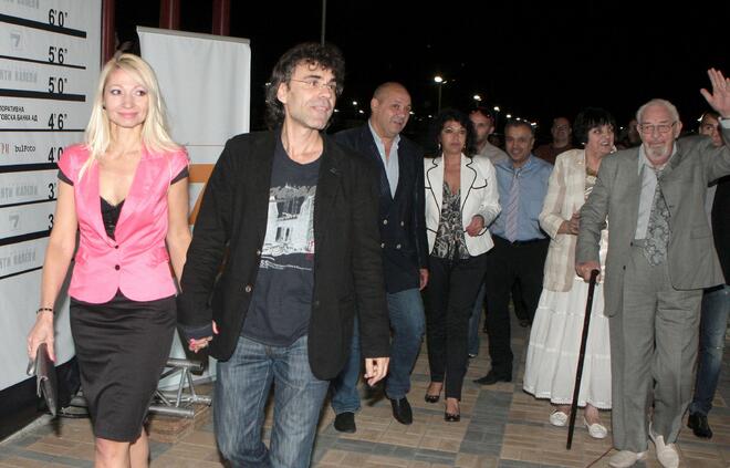Влади Въргала със съпругата си Силвия, актьора Георги Черкелов и част от екипа на филма