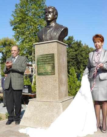 И Свиленград почете Апостола с паметник  