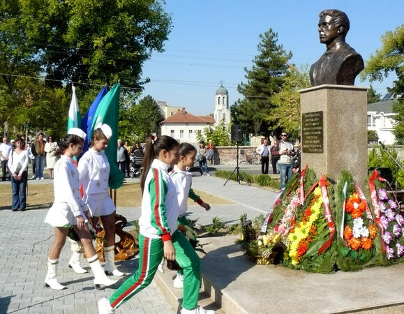 И Свиленград почете Апостола с паметник  