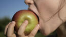 Опасностите, които крие ябълката за зъбите