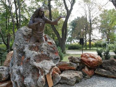 Рони Джеймс Дио с паметник в Каварна