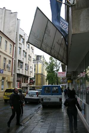Валежи и силен вятър затварят училищата във Варна