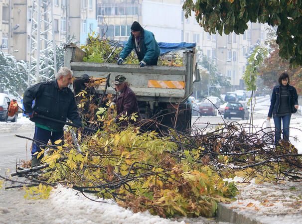 Спасителни екипи на помощ на закъсали сред зимната стихия