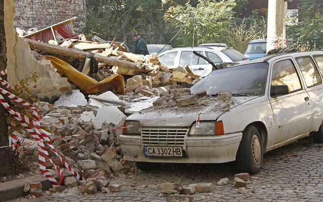 Разрушиха незаконно сграда в центъра на София