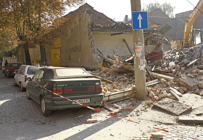 Разрушиха незаконно сграда в центъра на София