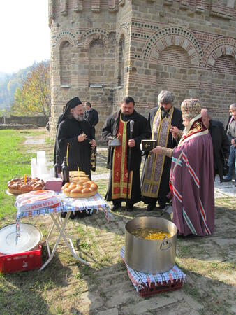 Със Света литургия и курбан почетоха Димитровден в Търново

