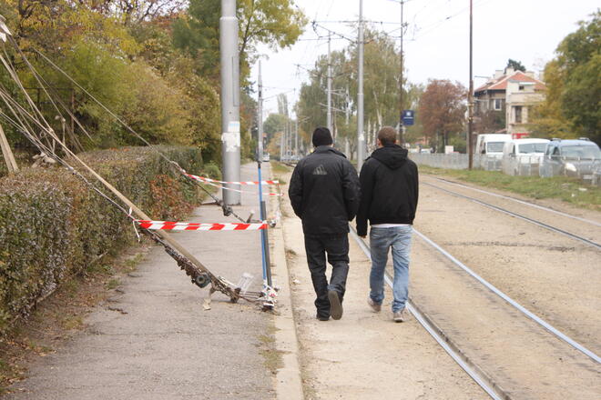 Когато циркът си тръгне - шест дупки в асфалта и разрушен тротоар