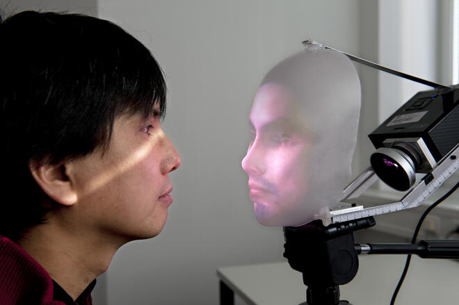 Mask-bot - роботът с човешко лице 