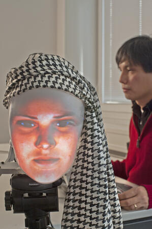 Mask-bot - роботът с човешко лице 