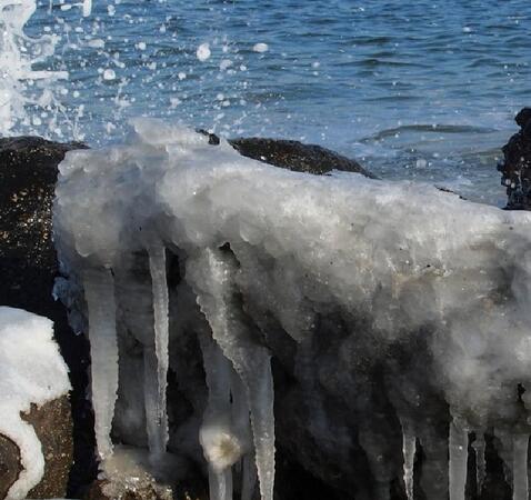 Ледени скулптури извая студът по морските камъни във Варна