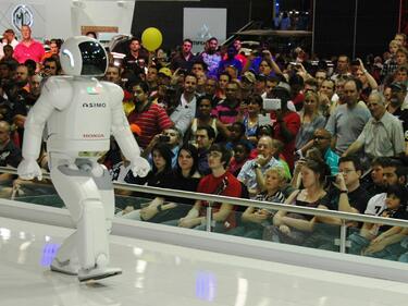 Asimo вече тича по-бързо и подскача на един крак