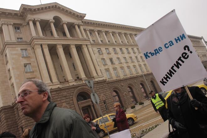 Писатели четоха откъси от книгите си пред Министерския съвет