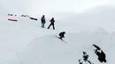 Полицаи на ски следят за реда над Банско