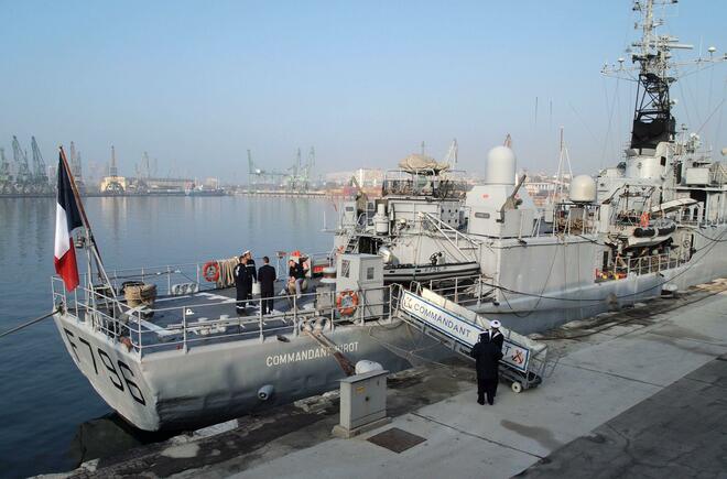 Commandant Birot акостира в морската столица