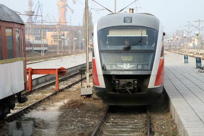 Стачкуващите железничари блокираха страната