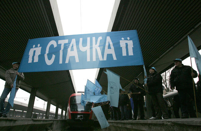 Стачкуващите железничари блокираха страната