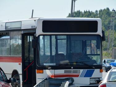 Шофьор задряма и се блъсна челно в туристически автобус