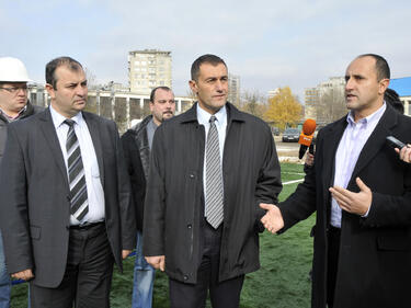 Отляво на дясно: Любомир Василев (главен секретар на МФВС), министър Свилен Нейков, Борис Тодоров (изпълнителен директор на Академика 2011). 