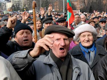 Хиляди на протест срещу пенсионната реформа