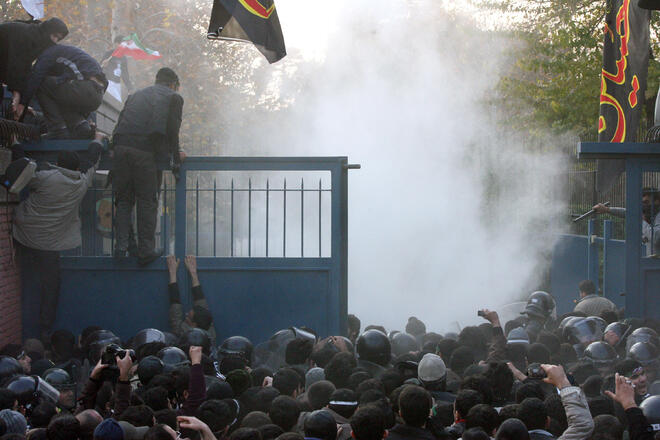 Демонстранти подпалиха британското посолство в Иран