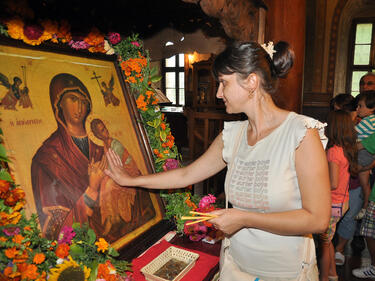 Православната църква чества Полагане честния пояс на Пресвета Богородица