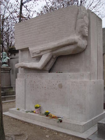 Целувките, оставени от почитатели на Оскар Уайлд по надгробната му плоча