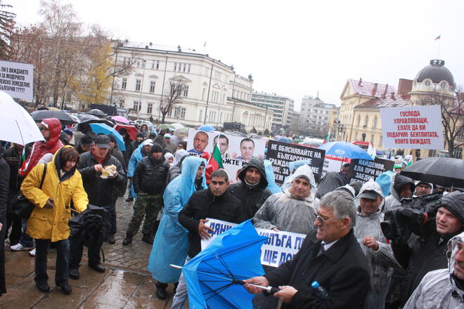 Земеделците настояват за оставките на министрите Дянков и Найденов*