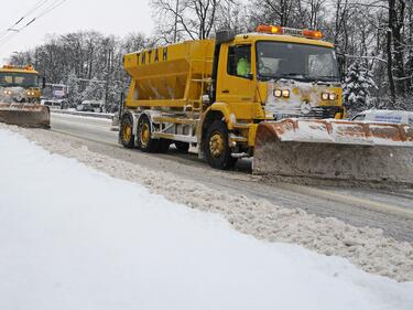 Опесъчават и разпръскват смеси срещу заледяване в столицата