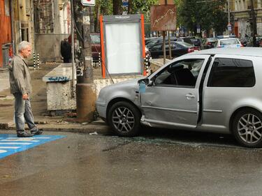 Автомобил влезе в магазин в центъра на София