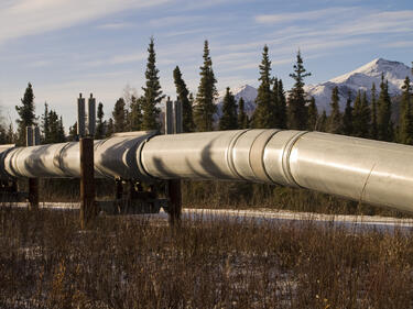Спират отново авариралия петролопровод в Аляска