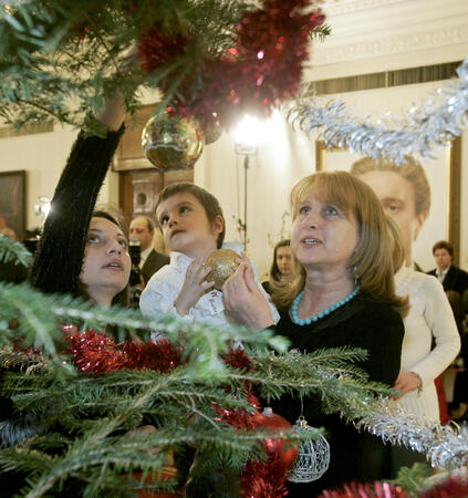 Деца украсиха Коледната елха в Президентството