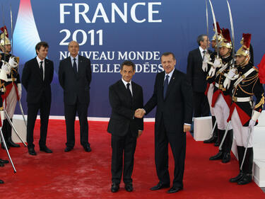 Френският президент Никола Саркози (вляво) поздравява турския премиер Реджеп Ердоган (вдясно) във времената на разбирателство между двете държави
