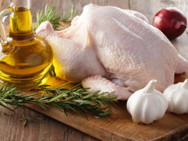 По-ниска цена на пилешкото месо и олиото - подарък за Коледа