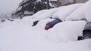 Стотици спасители помагат на закъсалите в снега