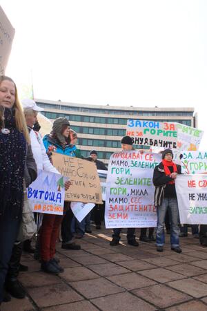 С тъпани и песни на протест срещу застрояването на Витоша