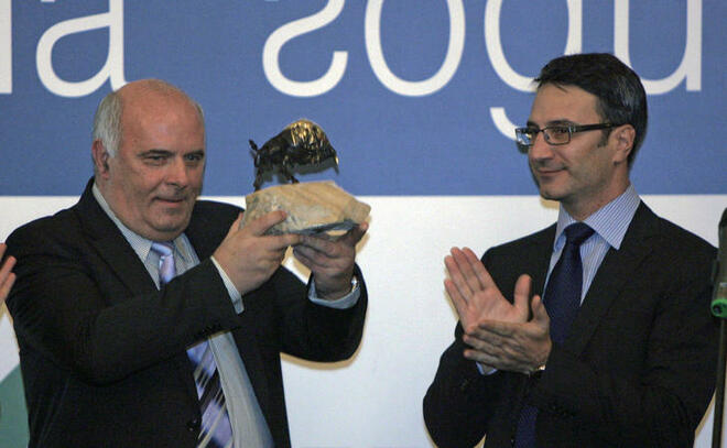 Изпълнителният директор на "Амер спортс" Кръстю Вангелов получава наградата в категорията "Инвестиции в активи"