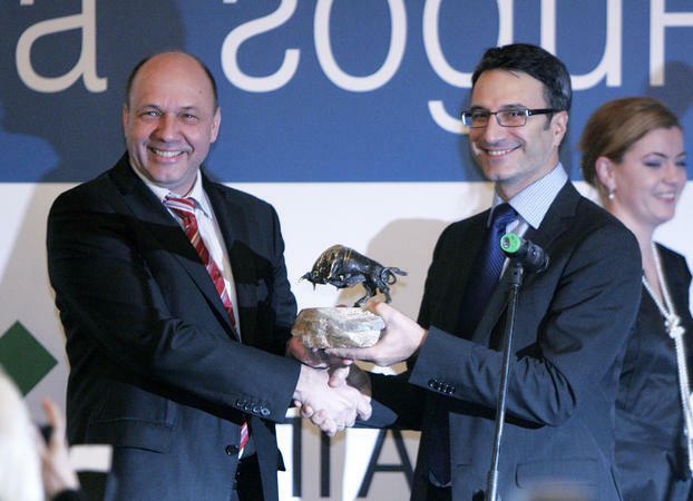 Трайчо Трайков връчва наградата на шефа на "Луфтханза Техник" Бернд Фрекман
