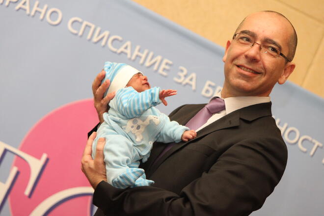 Министър Стефан Константинов позира пред камерите с малкия Янко.