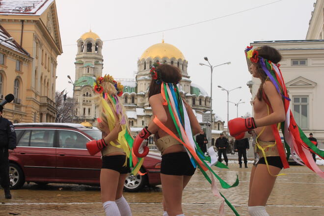 Гол протест срещу домашното насилие се превърна в диващина