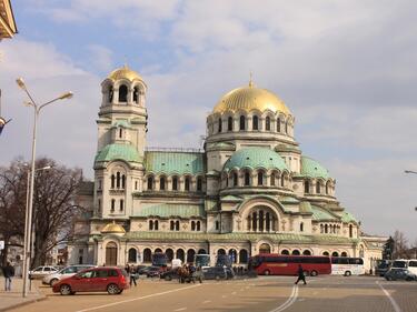 Ограничено е паркирането около "Св. Александър Невски"