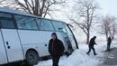 Автобус се заби в кола, има 2-ма ранени