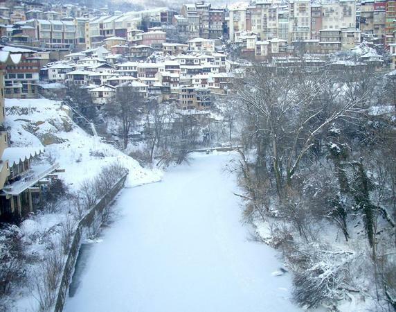 Река Янтра край Търново е почти напълно замръзнала