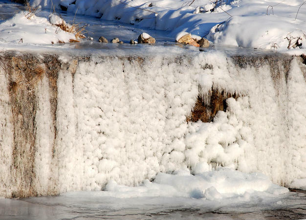 Река Благоевградска Бистрица е изтъняла в студовете, когато са замръзнали много от нейните притоци в Рила планина, а на места водата е скрита под леда. През последните дни на сковаващ студ, когато живакът в термометрите падна до 20 градуса под нулата, речните крайградски баражи са се превърнали в красиви ледени завеси