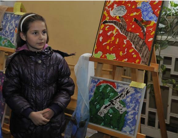 Ученици изложиха ръчно рисувани шалове
