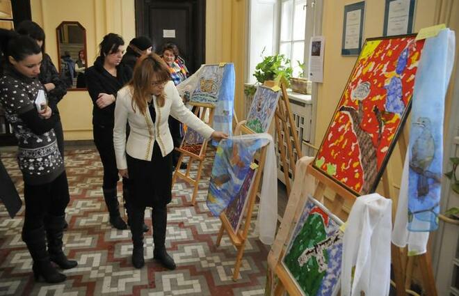Ученици изложиха ръчно рисувани шалове
