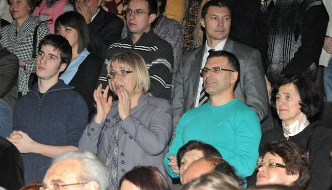Цецка Цачева със сина си и Симеон Дянков с майка си в публиката