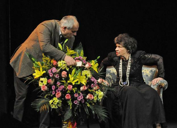 Павел Васев поднася цветя на Стоянка Мутафова